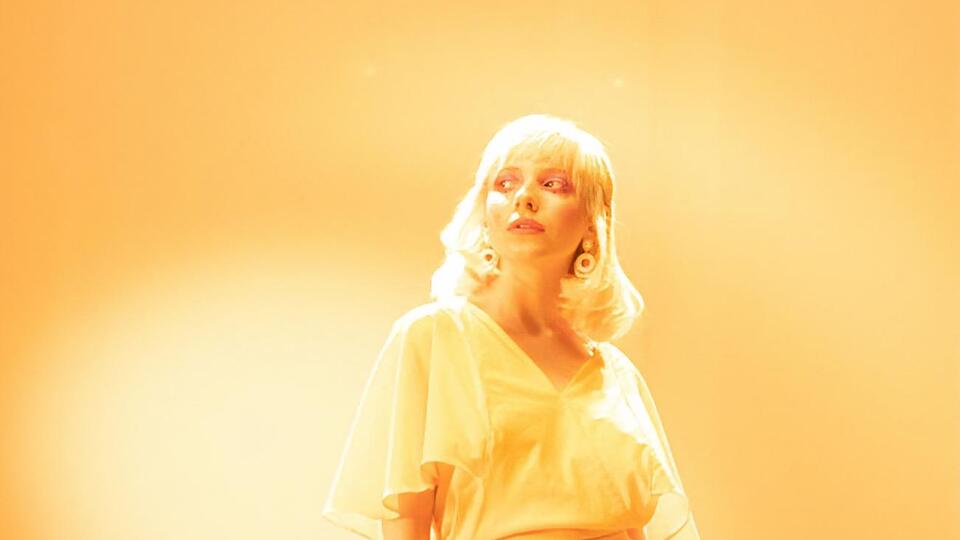 Ingret предстает в желтом платье