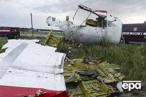 На борту самолета находились 298 человек