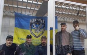 Тамтура (у центрі) вийшов із-під варти, іншим чотирьом фігурантам арешт продовжили