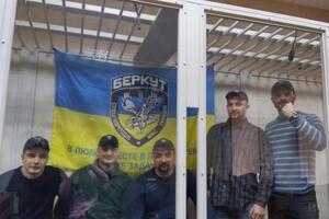 Тамтура (в центре) вышел из-под стражи, другим четырем фигурантам арест продлили