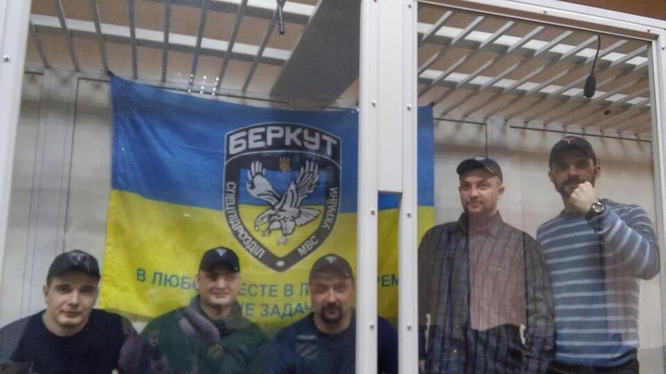 Тамтура (в центре) вышел из-под стражи, другим четырем фигурантам арест продлили