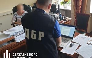 У ДБР повідомили, що "чиновники не здійснювали митного контролю за товарами одного з великих міжнародних виробників тютюнової продукції"