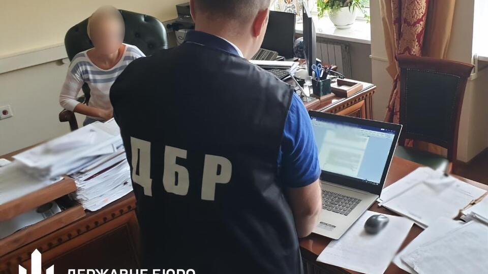 У ДБР повідомили, що "чиновники не здійснювали митного контролю за товарами одного з великих міжнародних виробників тютюнової продукції"