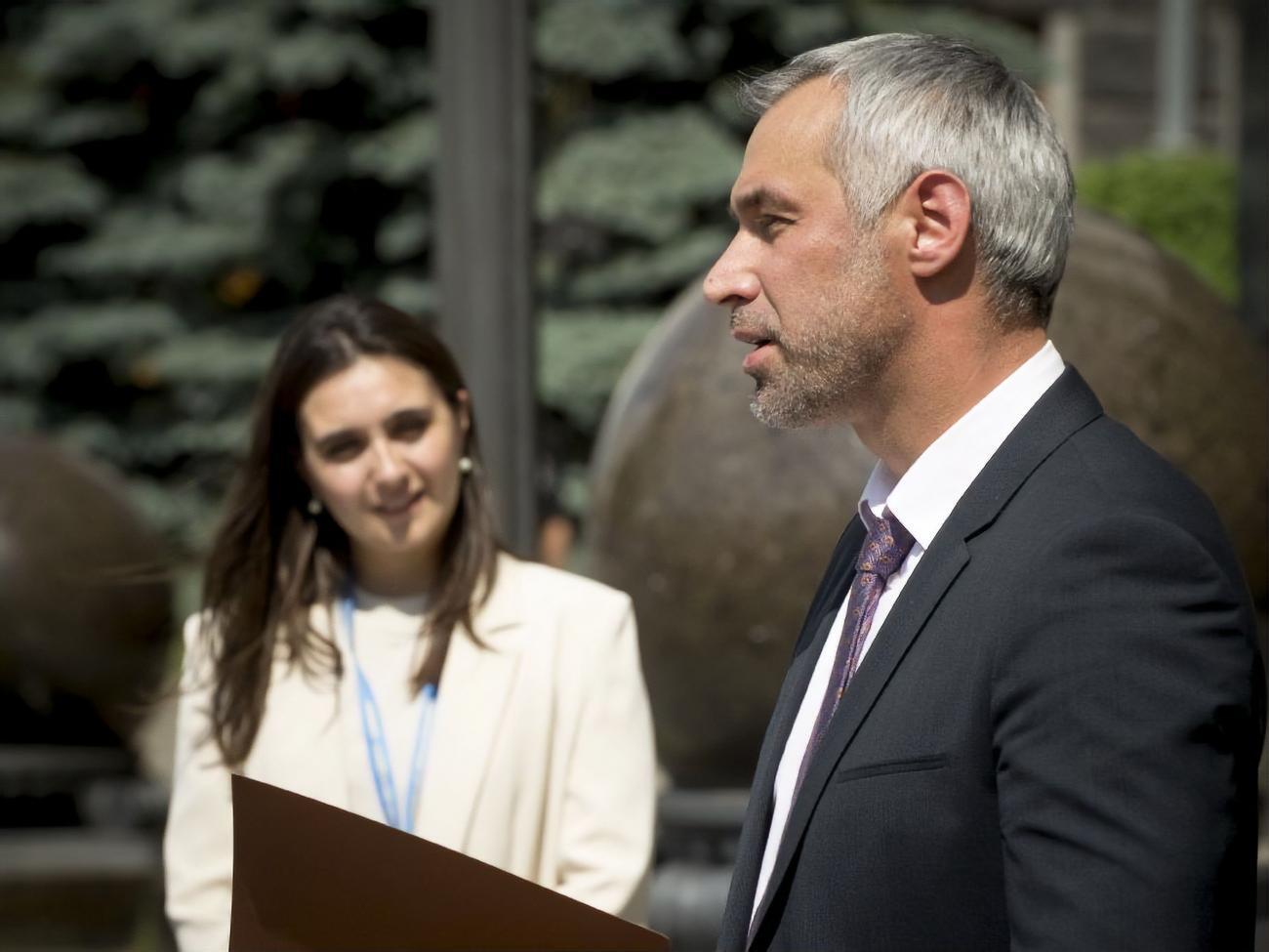 Рябошапка заявил, что к Зеленскому обратилось "много людей", которые не успели вовремя растаможить автомобили