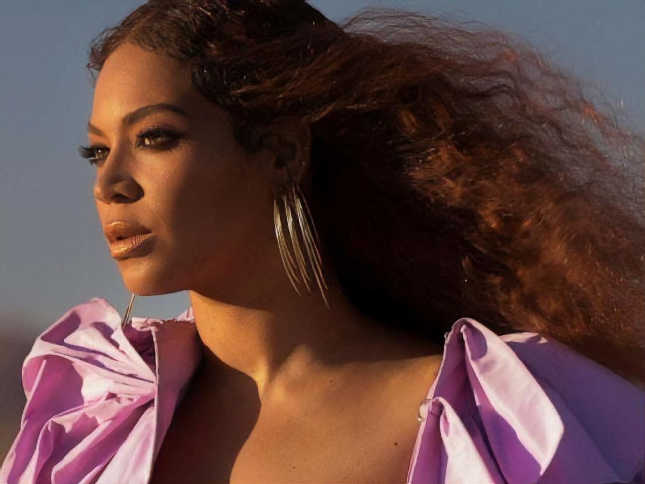 Бейонсе з'являється в кадрі в пишній бузково-теракотовій сукні