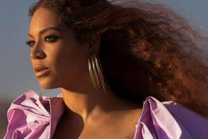 Бейонсе з'являється в кадрі в пишній бузково-теракотовій сукні