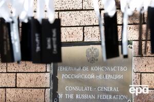 Собравшиеся повесили таблички с именами жертв у входа в дипмиссию