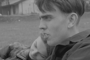 Бекхэм-младший снял черно-белое видео