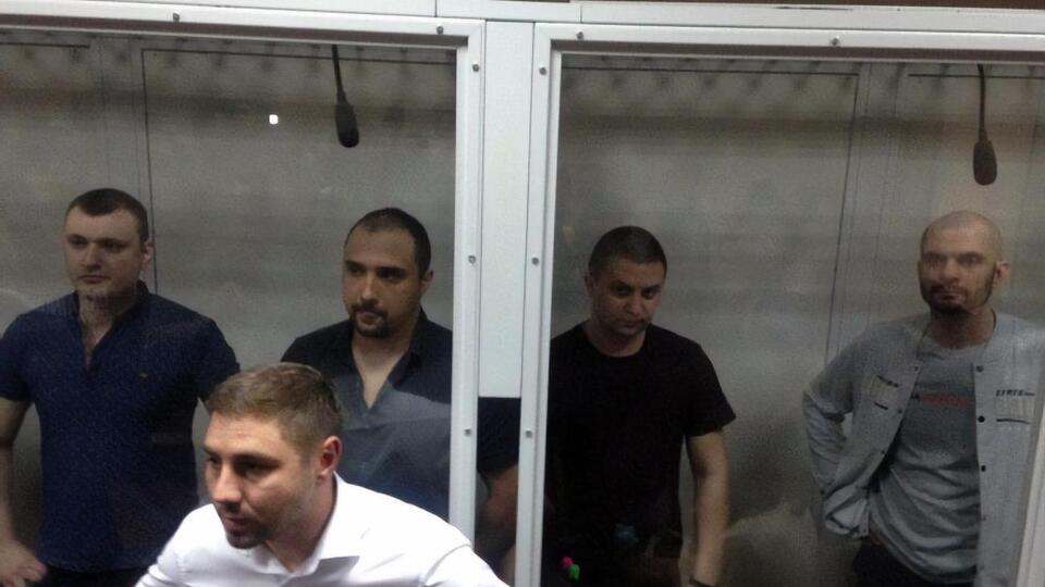 Тамтуру (второй слева) отпустили под домашний арест 16 июля