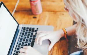 Предметом аналізу були найбільш коментовані повідомлення у Facebook на сторінках 332 засобів масової інформації та 62 політичних суб'єктів