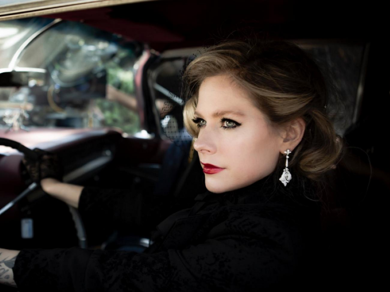 Лавін у ролику за кермом катафалка везе на кладовище саму себе