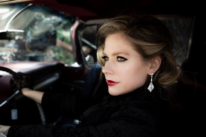 Лавін у ролику за кермом катафалка везе на кладовище саму себе