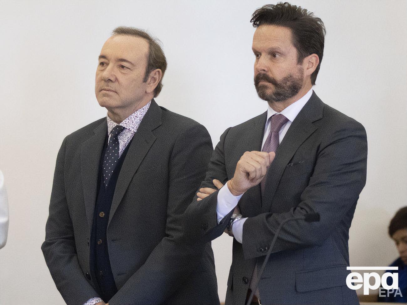 У справі Спейсі (зліва на фото разом з адвокатом) позивач послався на п'яту поправку до конституції США, яка дає йому змогу не свідчити проти самого себе