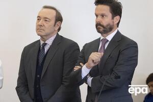 У справі Спейсі (зліва на фото разом з адвокатом) позивач послався на п'яту поправку до конституції США, яка дає йому змогу не свідчити проти самого себе