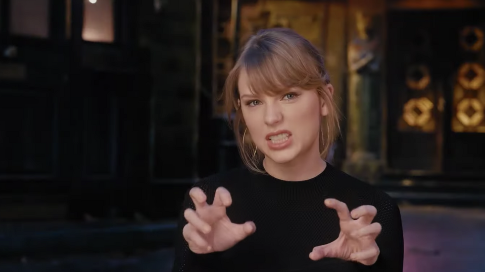 Свифт исполняет одну из ролей в мюзикле