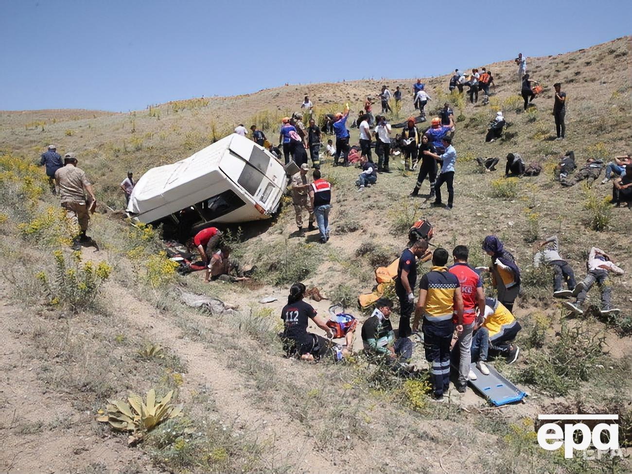 Мікроавтобус упав у яр