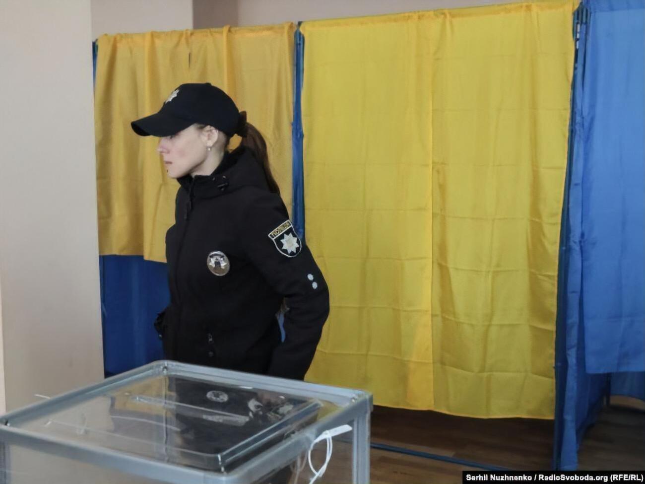 Поліцейські забезпечують правопорядок і збереження виборчої документації під час її перевезення на виборчі дільниці