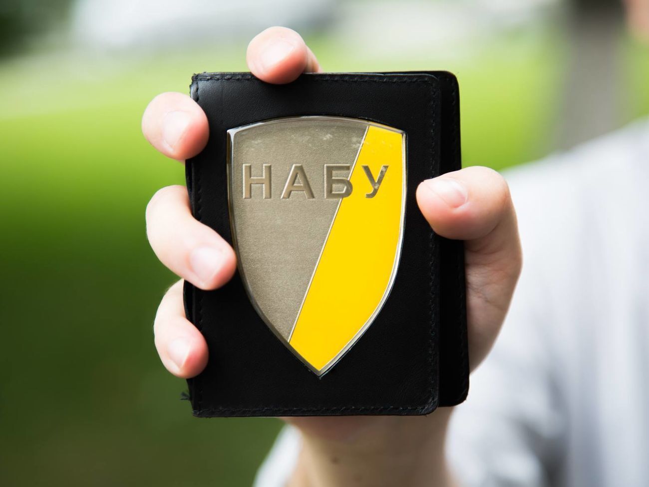 За версією НАБУ, чиновники незаконно внесли до державного оборонного замовлення спеціальний автомобільний транспорт і купували його за завищеними цінами