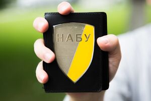 За версією НАБУ, чиновники незаконно внесли до державного оборонного замовлення спеціальний автомобільний транспорт і купували його за завищеними цінами