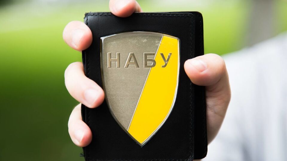 За версією НАБУ, чиновники незаконно внесли до державного оборонного замовлення спеціальний автомобільний транспорт і купували його за завищеними цінами