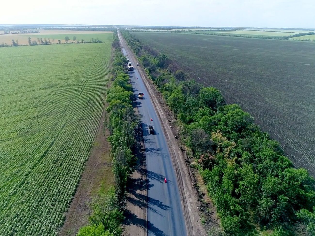 У пресслужбі Зеленського повідомили, що загалом в Україні 169 тис. км доріг різних категорій