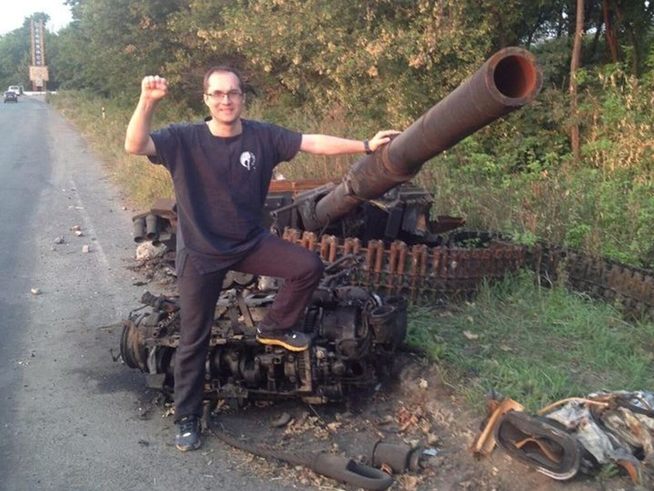 Устраивая многочисленные перемирия и прекращения огня, Зеленский идет по пути предшественника. Это путь снятия с себя ответственности за борьбу с агрессором