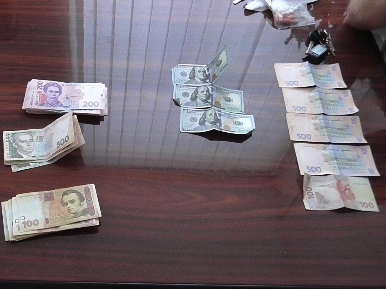 Урядовців затримали під час отримання чергового хабара в їхніх робочих кабінетах