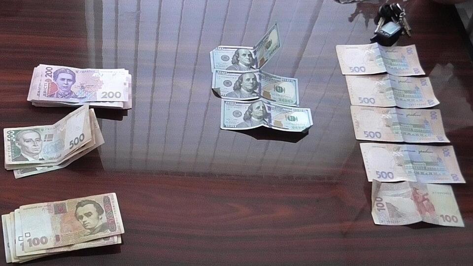 Чиновников задержали во время получения очередной взятки в их рабочих кабинетах