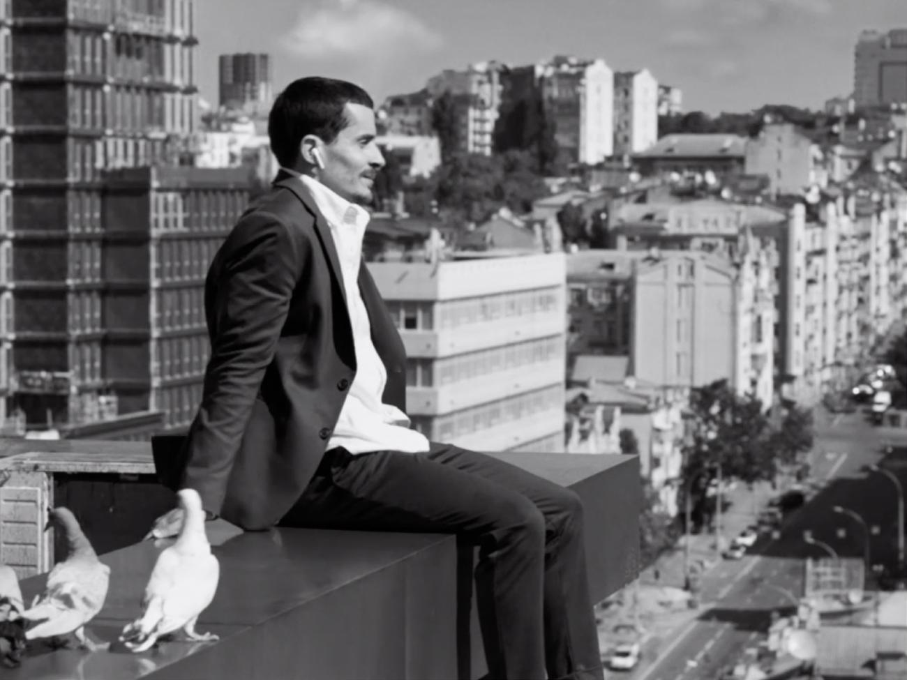 Головний герой із навушниками у вухах демонструє різні трюки