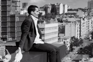 Головний герой із навушниками у вухах демонструє різні трюки