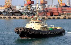 Журналисты утверждают, что эти же буксиры в прошлом году пытались сдать в аренду частной компании по заниженной в два – три раза стоимости