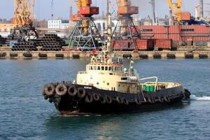 Журналисты утверждают, что эти же буксиры в прошлом году пытались сдать в аренду частной компании по заниженной в два – три раза стоимости