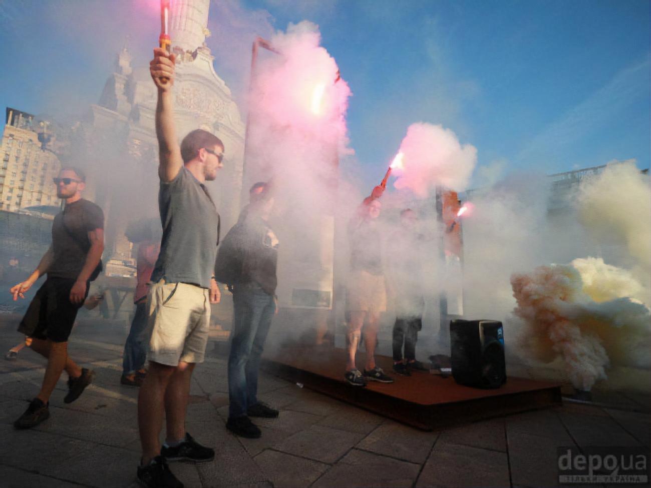 "Який нах...й Шарій?" У Києві на Майдані протестували проти реєстрації Шарія та Клюєва кандидатами в нардепи. Фоторепортаж