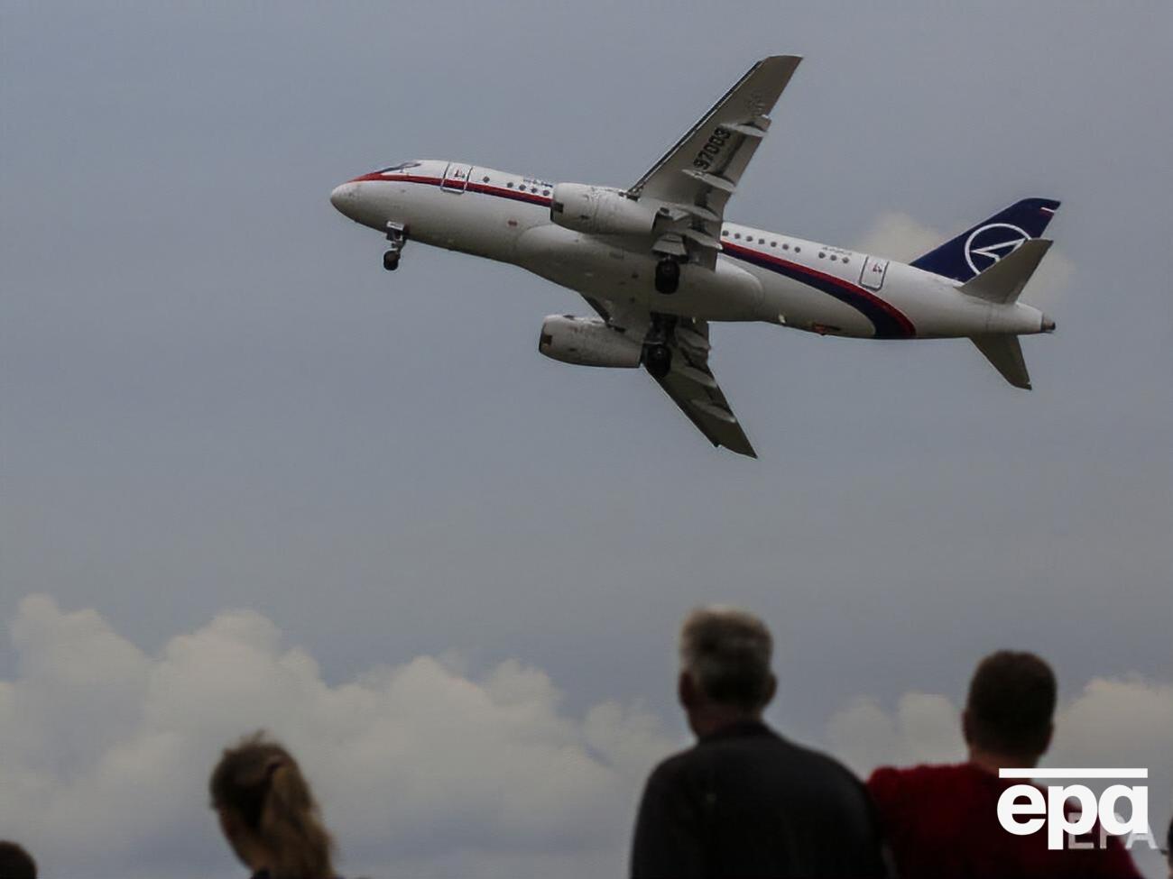 Во время полета в кабине пилотов лопнуло стекло