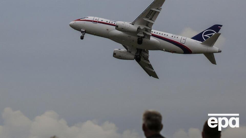 Під час польоту в кабіні пілотів лопнуло скло