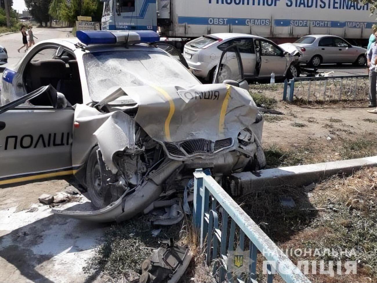 За попередніми даними, поліцейські їхали на виклик, коли потрапили у ДТП