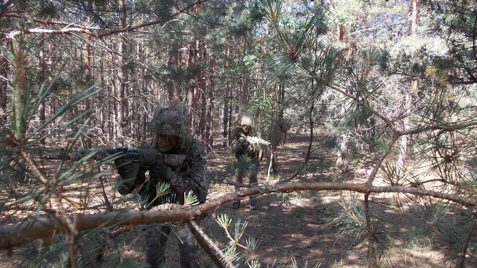 Українські військовослужбовці перевіряють інформацію, що з'явилася в соцмережі, про наявність російських військ біля кордону