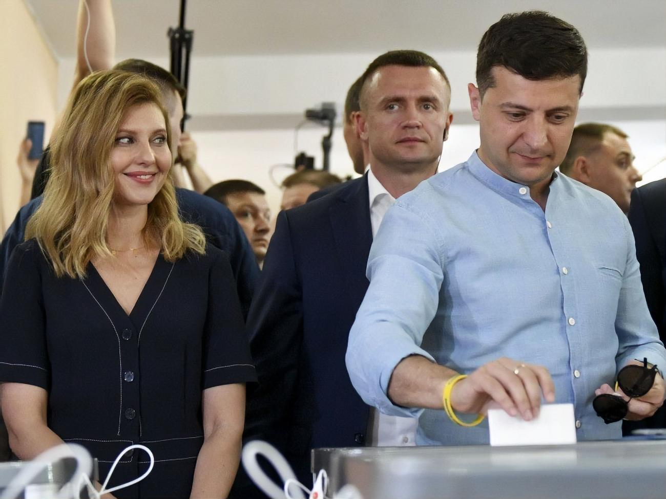На выборы Зеленский пришел с женой