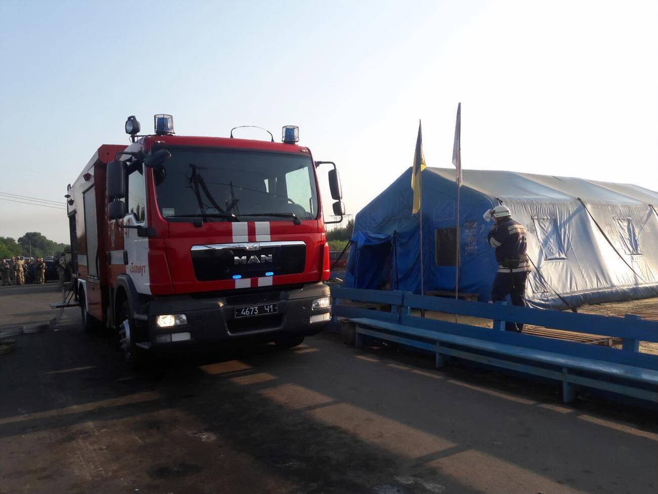 К КПВВ направили пиротехническую группу и подразделения радиационной, химической и биологической защиты управления ГСЧС