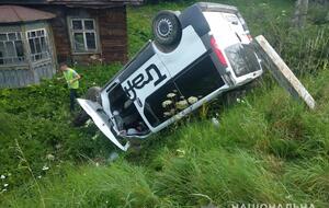 Автомобіль з'їхав у кювет і перекинувся