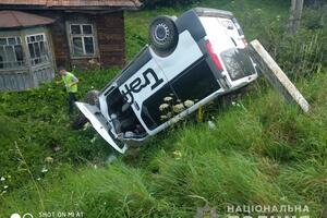 Автомобиль съехал в кювет и перевернулся