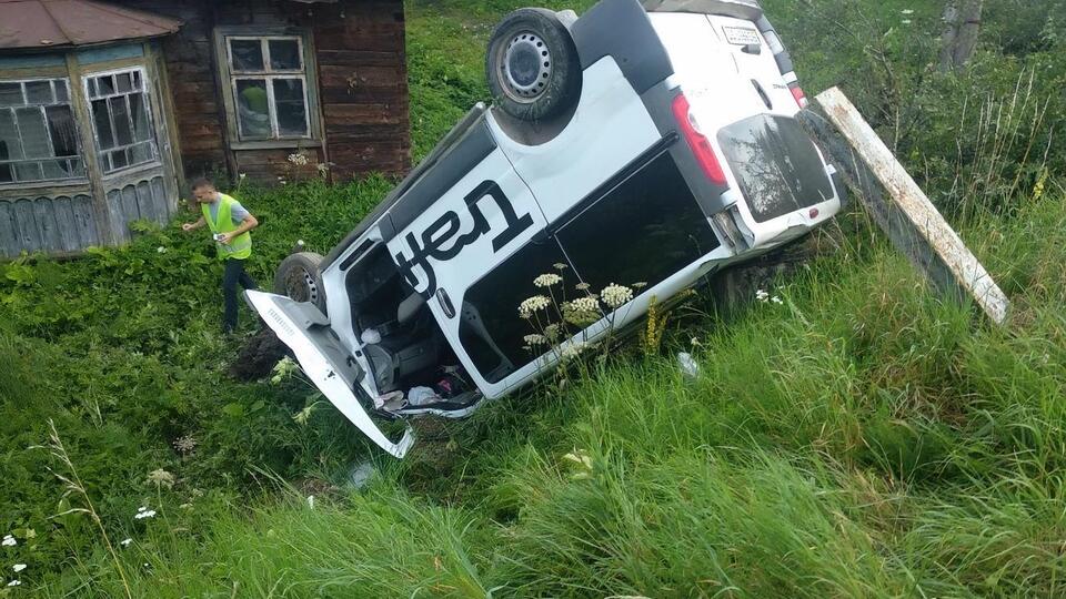 Автомобиль съехал в кювет и перевернулся