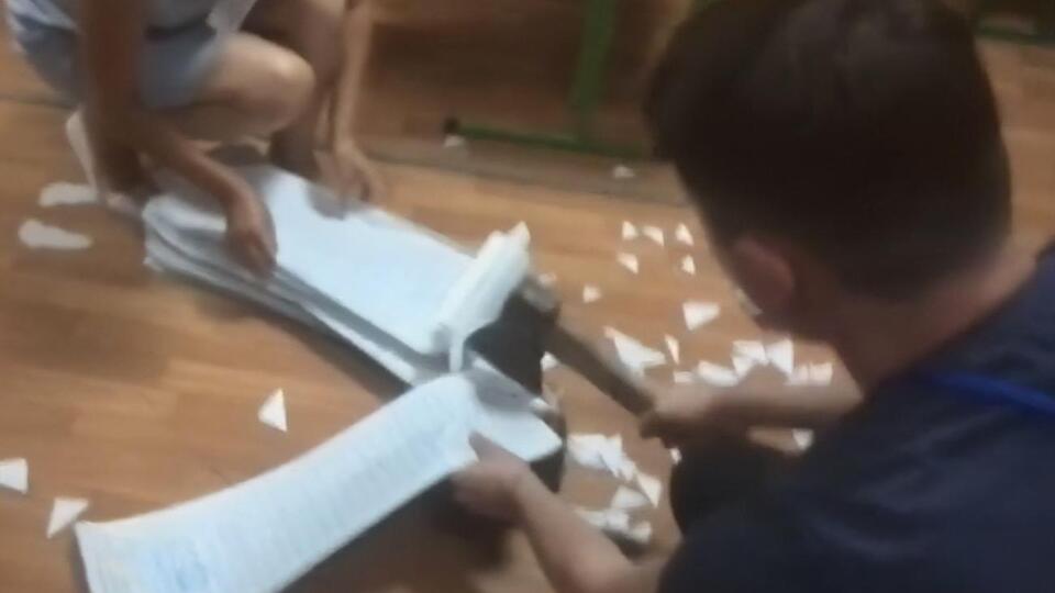 Обычно для этой процедуры используют ножницы