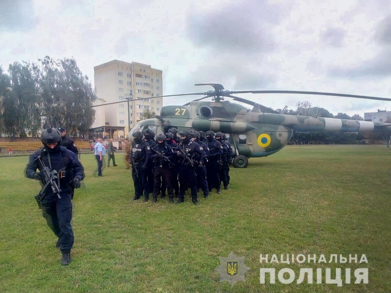 Полицейских доставили на Ми-8