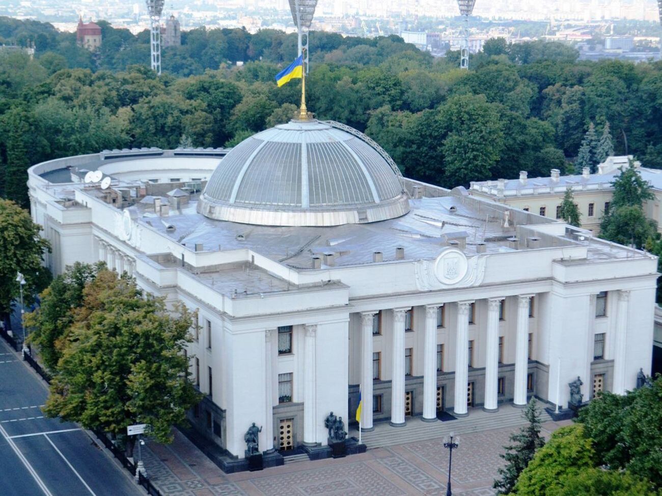 За места в новом парламенте идет упорная борьба