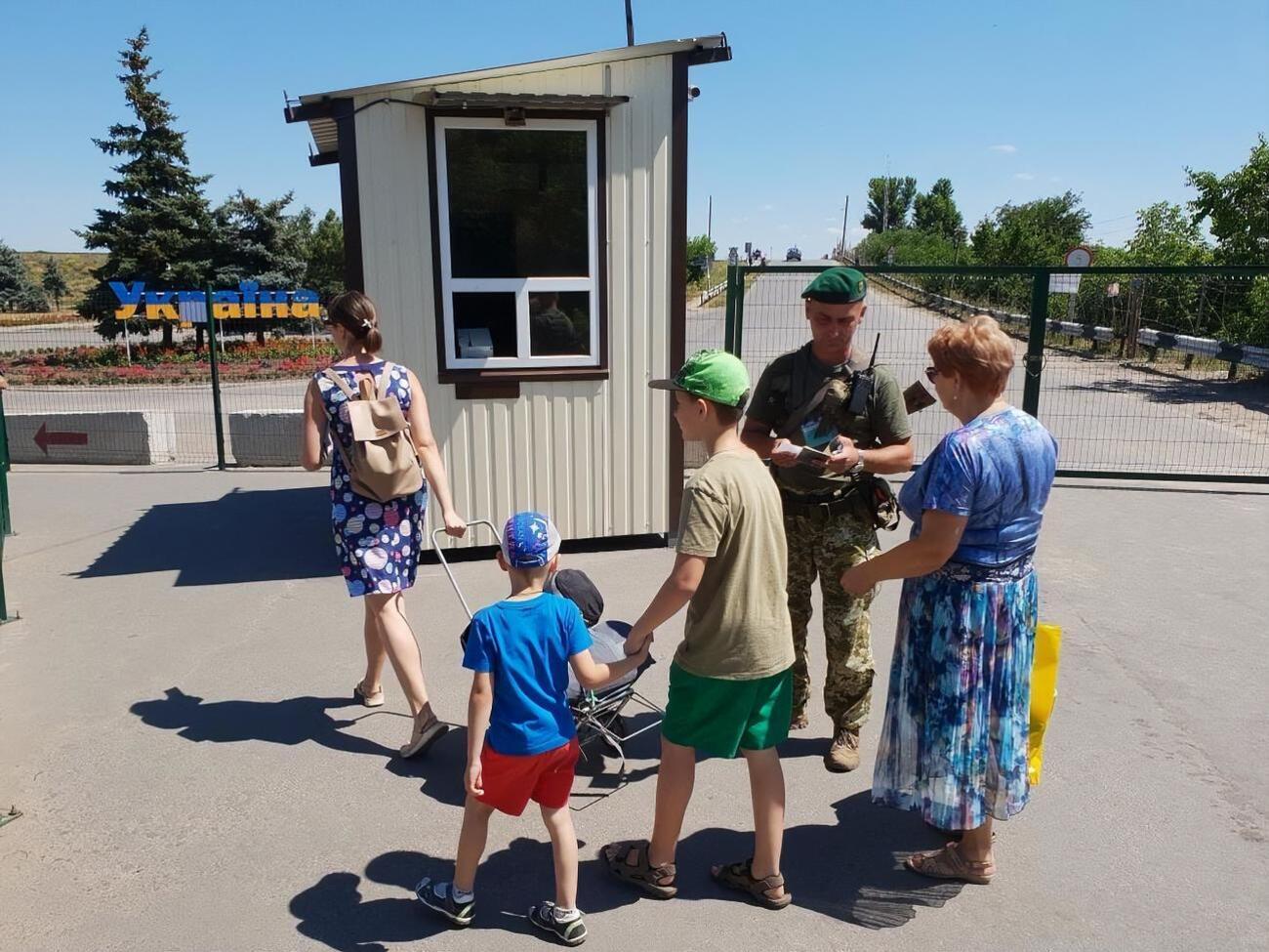 Держприкордонслужба України: КПВВ на Донбасі працюють згідно з літнім графіком