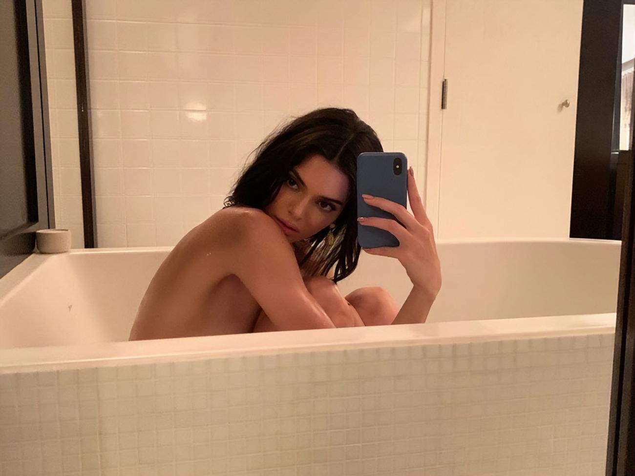 Дженнер поделилась ню-снимком