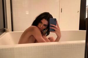 Дженнер поделилась ню-снимком