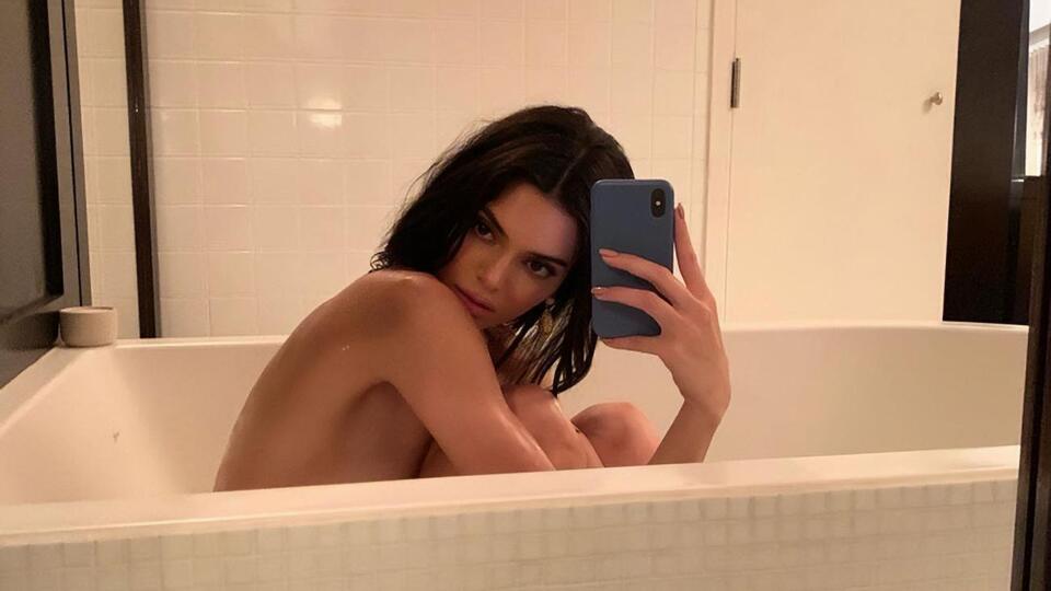 Дженнер поделилась ню-снимком