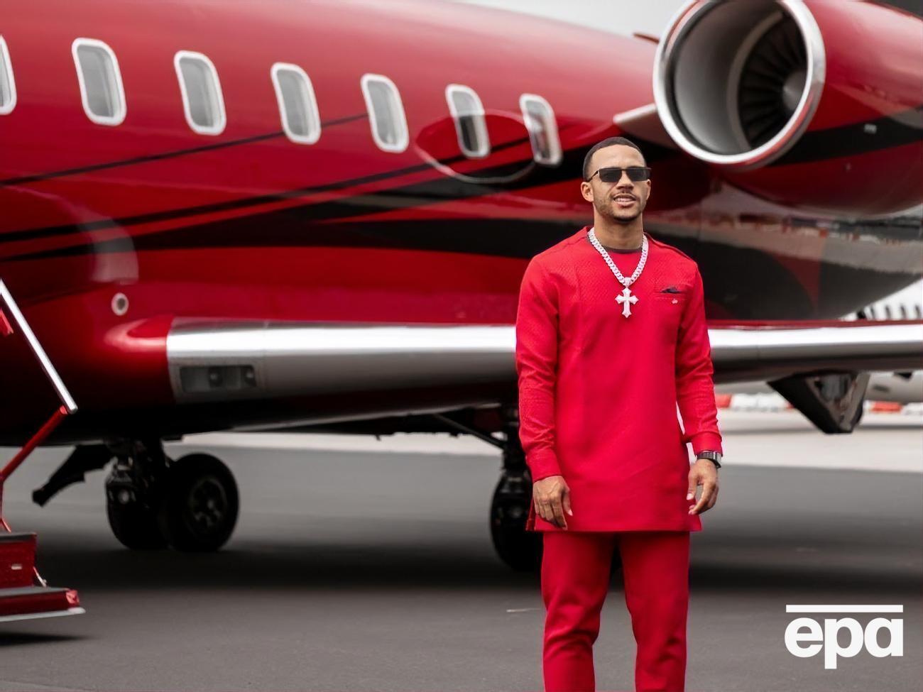 Депай читает рэп на фоне красного самолета